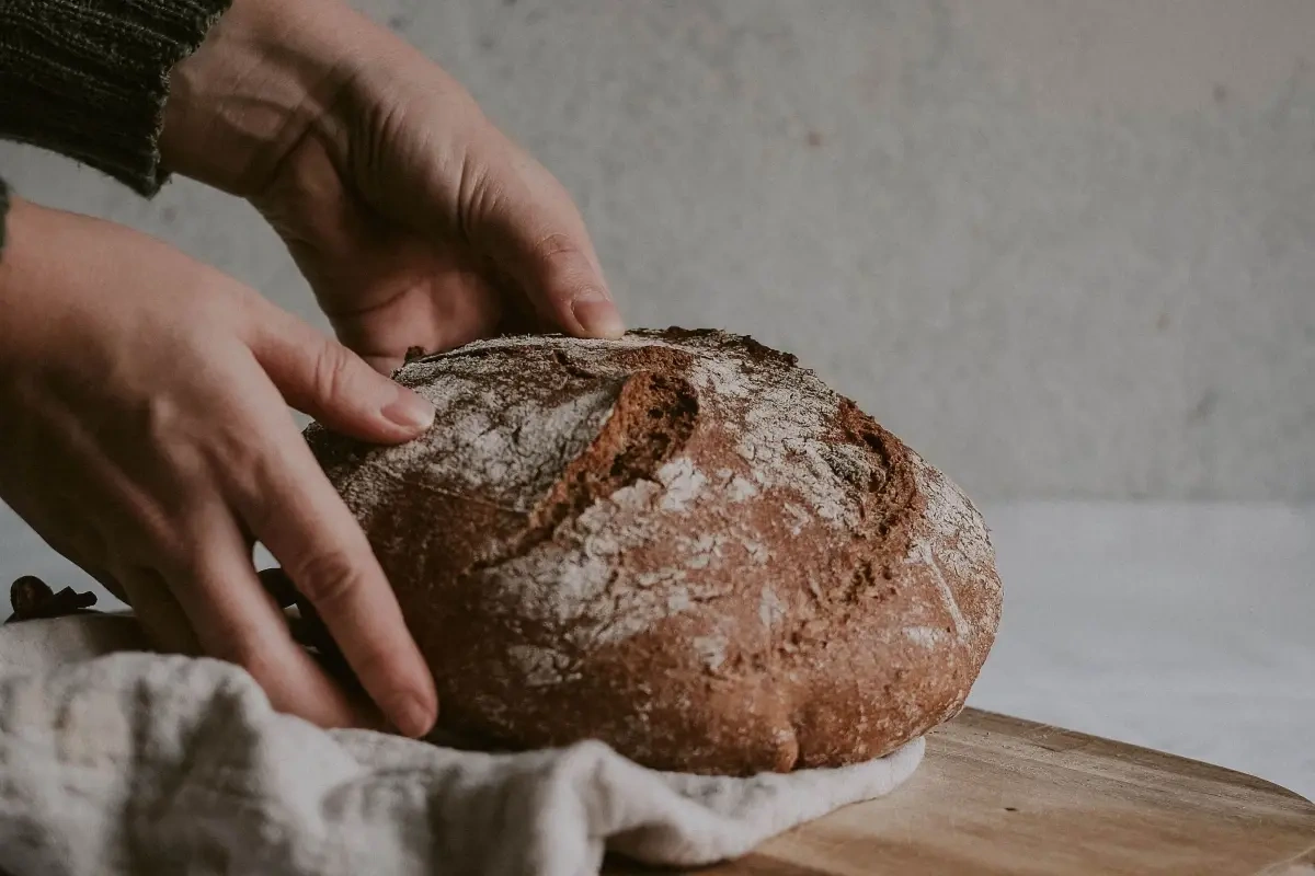Må man spise brød når man er på kur? 7 tips til at holde fast i brødet og stadig spise sundt